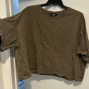 🍀NEW🍀Distressed tshirt
